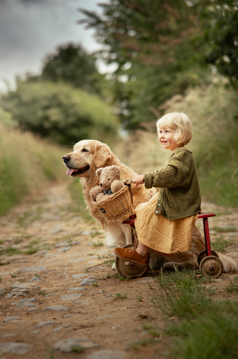 Kinderfotografie in der Natur - Ausflug mit nostalgischem Dreirad und treuem Familienhund